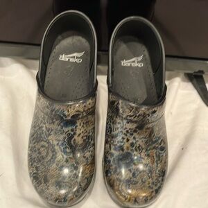 Dansko patent leather floral print clogs inexcellent condition. Size 39 (8.5 -9)